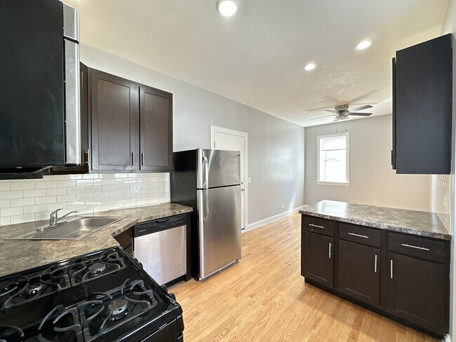 Building Photo - 4452 N Sheridan Rd