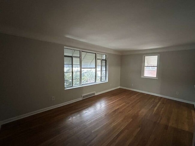 Building Photo - 19181 Lakeshore Blvd