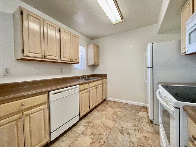 Building Photo - 555 E Silverado Ranch Blvd