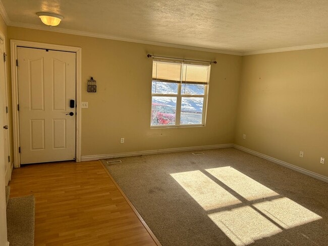 Building Photo - Great 2 Bed 2.5 Bath Draper Bench Condo