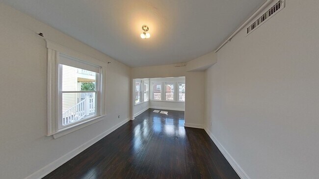 Building Photo - 10 Bayside St