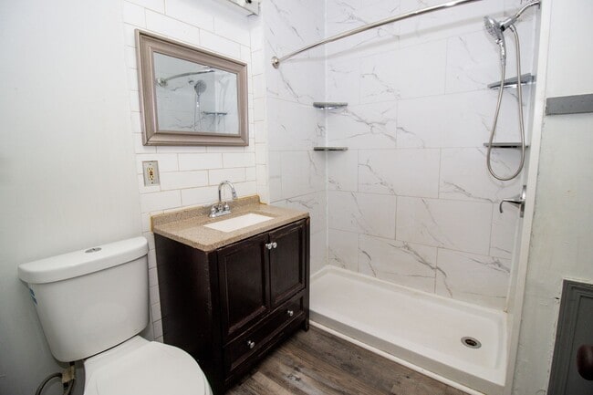 Building Photo - 9711 Parmelee Ave