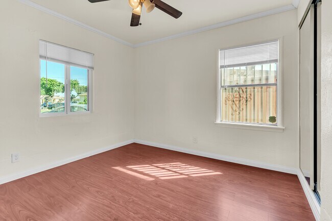 Building Photo - 905 N Albertson Ave