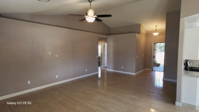 Building Photo - Immaculate 3 Bedroom 2 Bath House locate w...