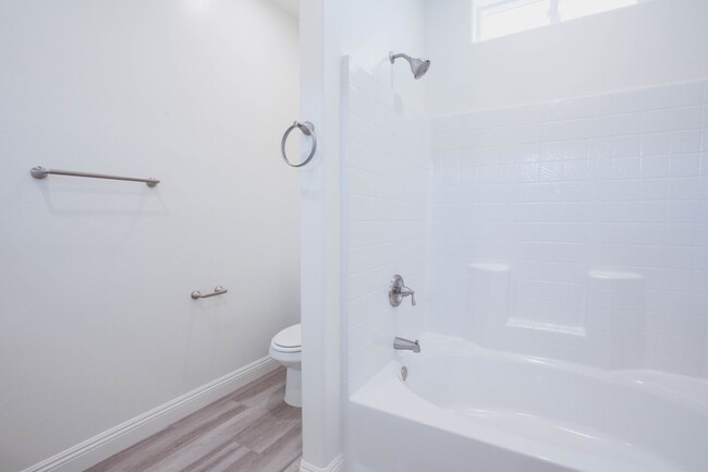 Building Photo - Beautiful 4 bed, 2 bath home AVAILABLE for...