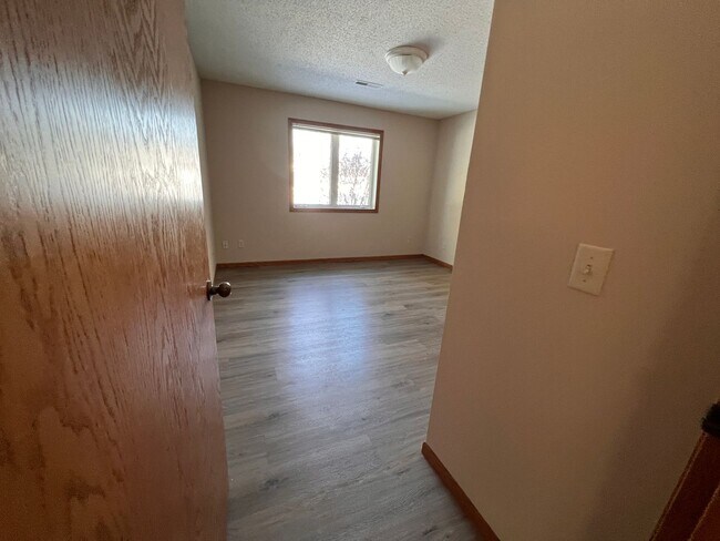 Building Photo - Quiet 2 Bedroom Town Home