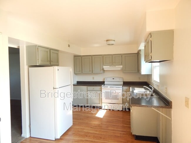 Building Photo - 660 Randler Ave