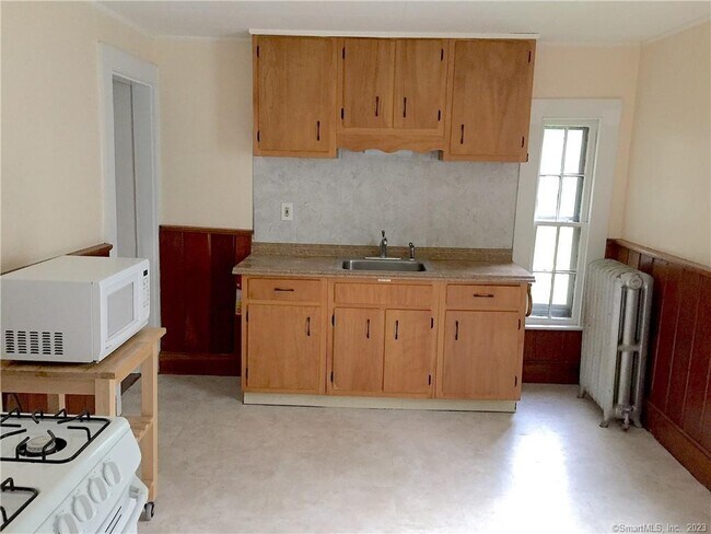Building Photo - 28 N Elm St