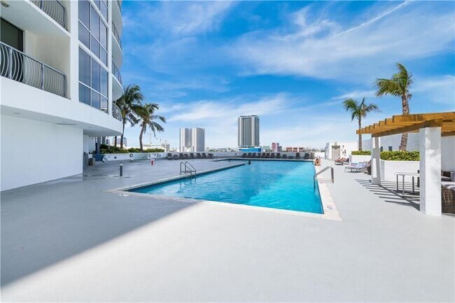 Building Photo - 1750 N Bayshore Dr