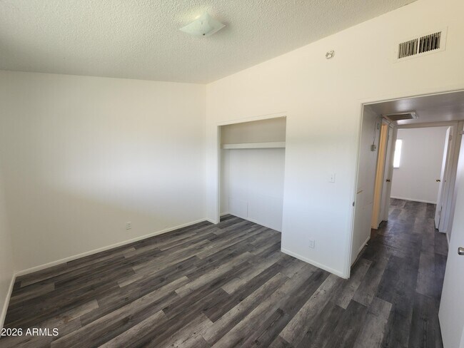 Building Photo - 2140 W Heatherbrae Dr