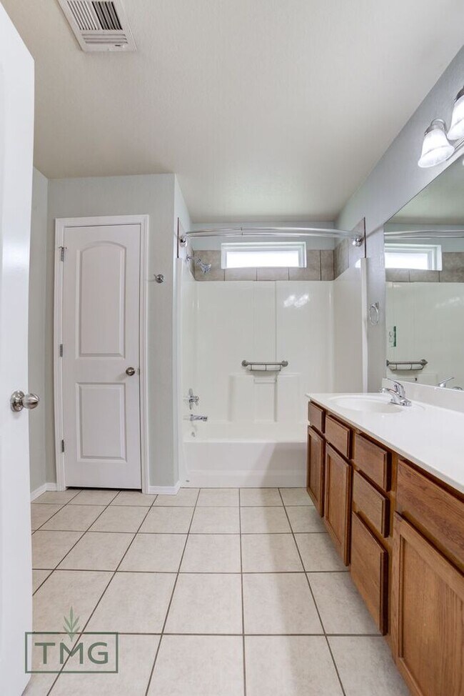 Building Photo - Open House 8/1/24 4pm-5pm! Great 3/2/2 in Owasso’s Lake Valley!