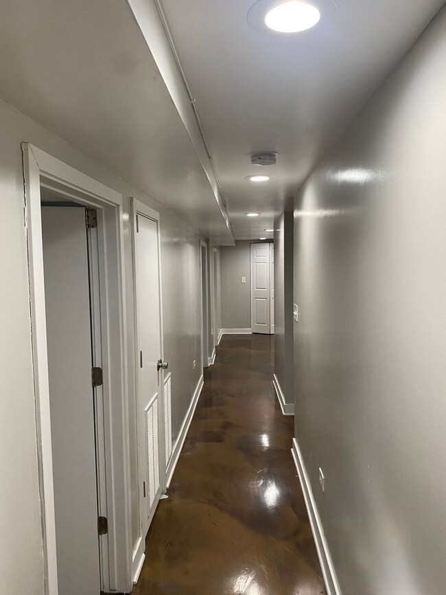 Building Photo - Spacious south side 5 bedroom beauty
