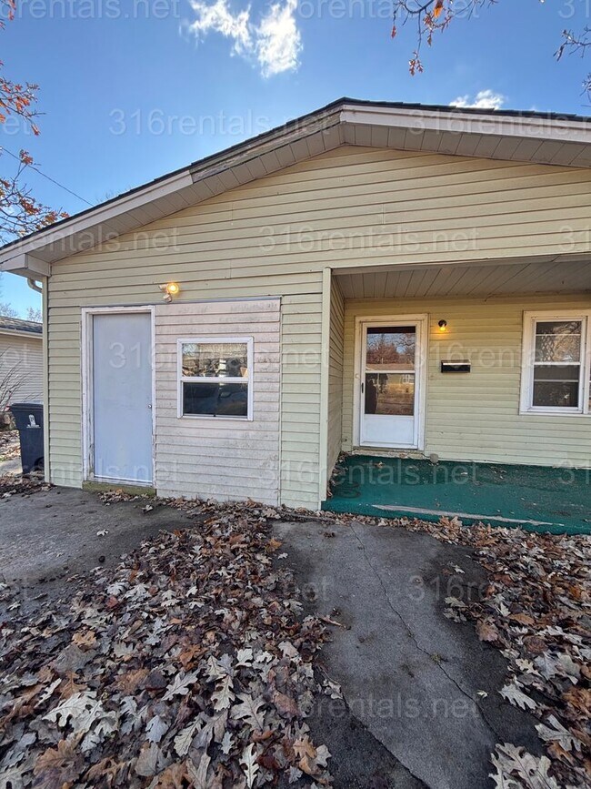 Primary Photo - $1,100 - 3 bedroom 1 bathroom - Single Family Home