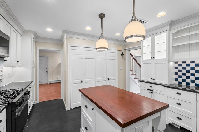 Building Photo - Updated Colonial Home in Westgage Neighbor...