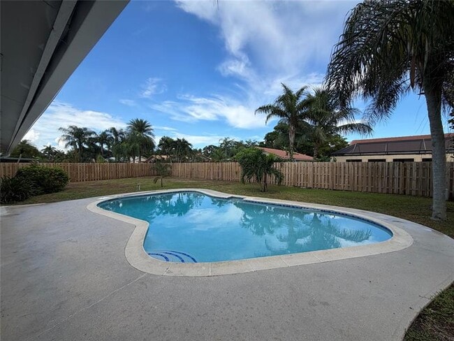 Building Photo - 1360 NW 94th Ave
