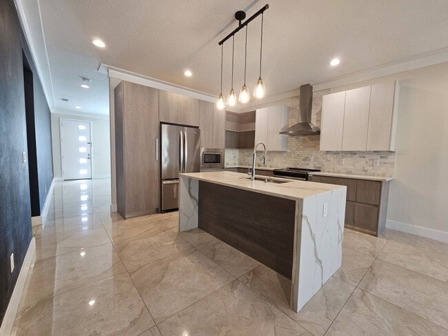 Building Photo - Spacious 4/2.5 Home