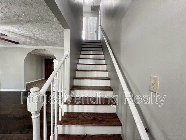 Building Photo - 9735 Hawkdale Ln