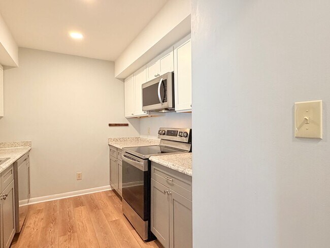 Building Photo - End unit 3 Bedroom Townhome