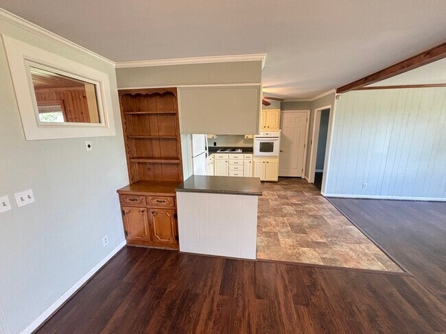 Building Photo - Close to Glenbrook area in Hendersonville!