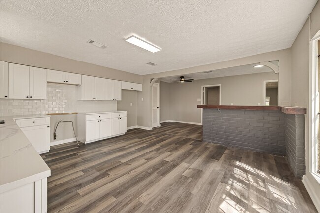 Building Photo - 3703 Tiffany Dr