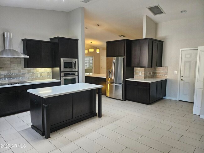 Building Photo - 6002 E Marconi Ave