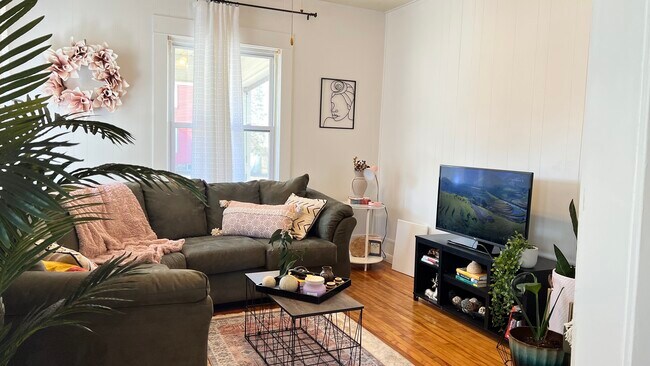 Building Photo - 33 Higby Rd