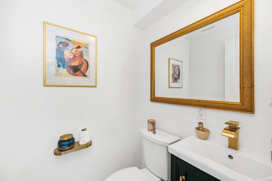 Powder Bath - 4040 Grand View Blvd