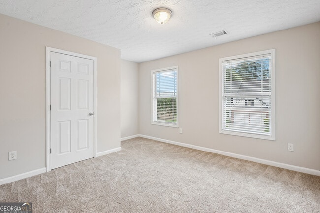 Building Photo - 2040 Village Green Dr