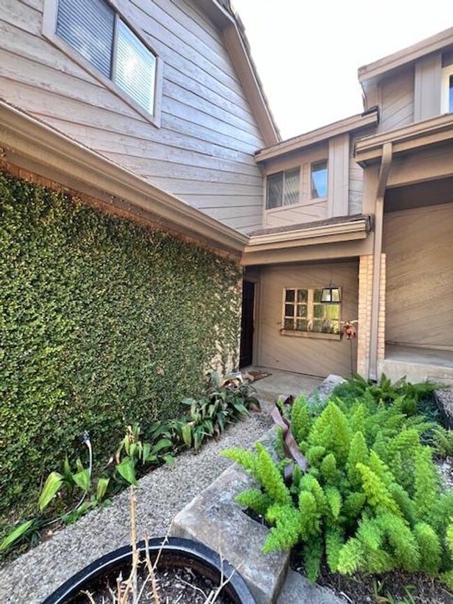 Building Photo - Northwest Condo / 2 bedrooms / 2 car garage / Backs beautiful Greenbelt