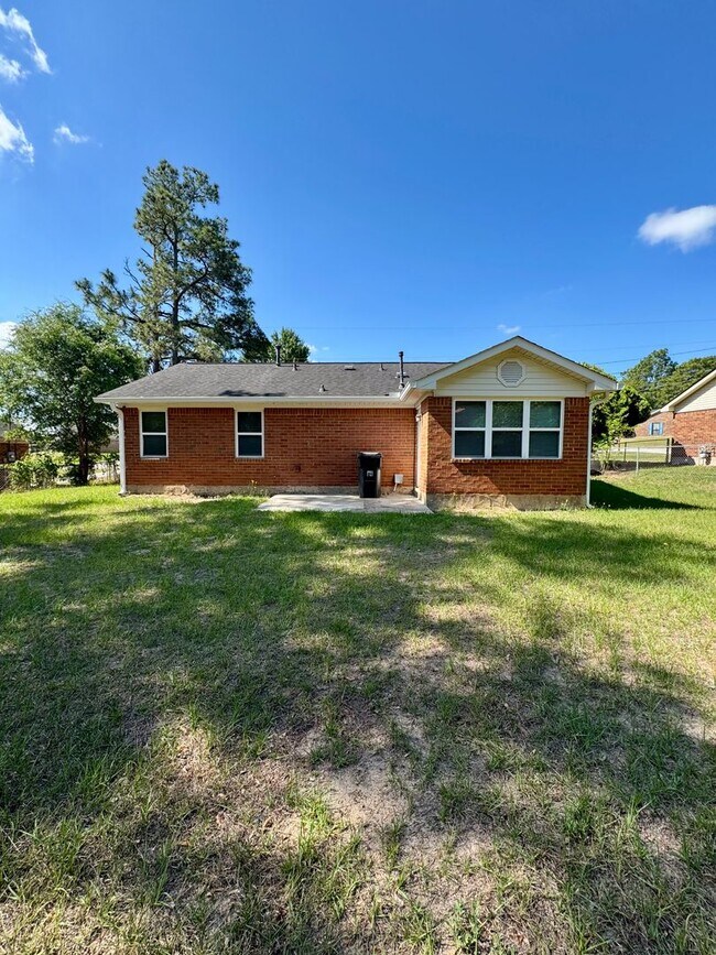 Building Photo - Charming 3 Bedroom, 2 Bath Home Available Now!