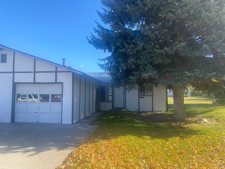 Building Photo - 2700 Bluebell Dr