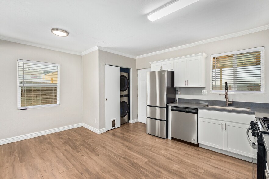 Building Photo - 527 E Whitton Ave