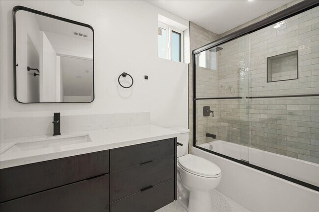 Building Photo - 910 N Hudson Ave