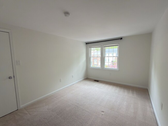 Building Photo - Beautiful 4 Bed 2.5 Bath Townhome in Burke For Rent!
