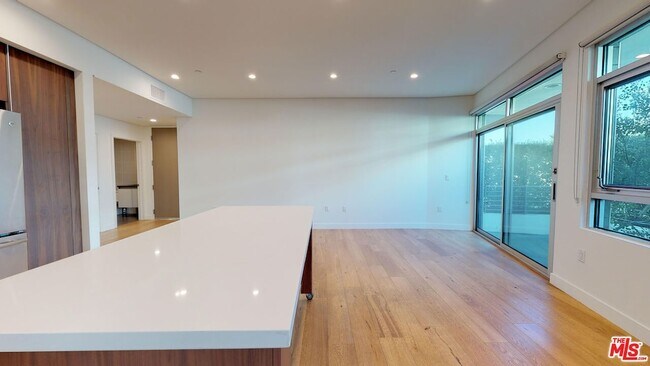 Building Photo - 938 Orange Grove Ave