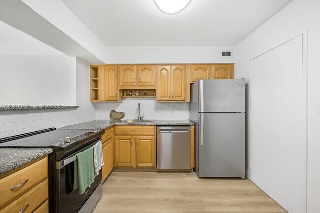 Building Photo - 5151 Collins Ave