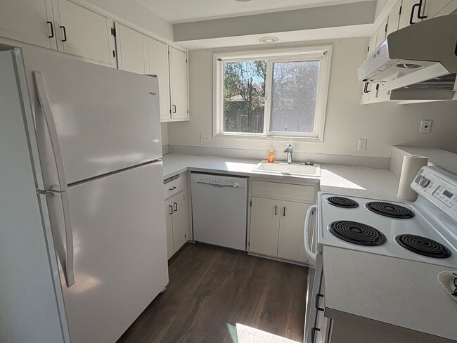 Building Photo - Wonderful home with bonus spaces
