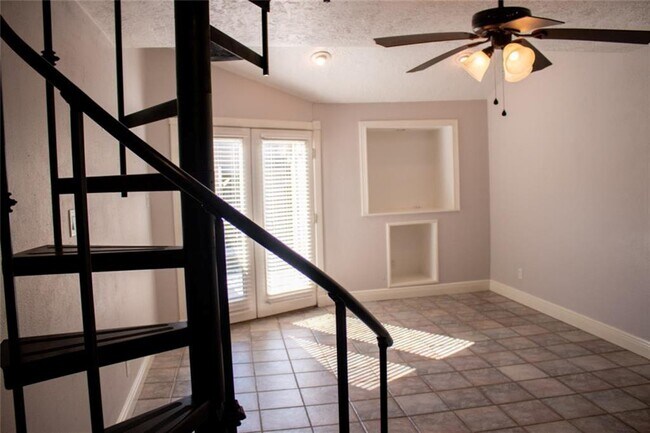 Building Photo - 10855 Meadowglen Ln