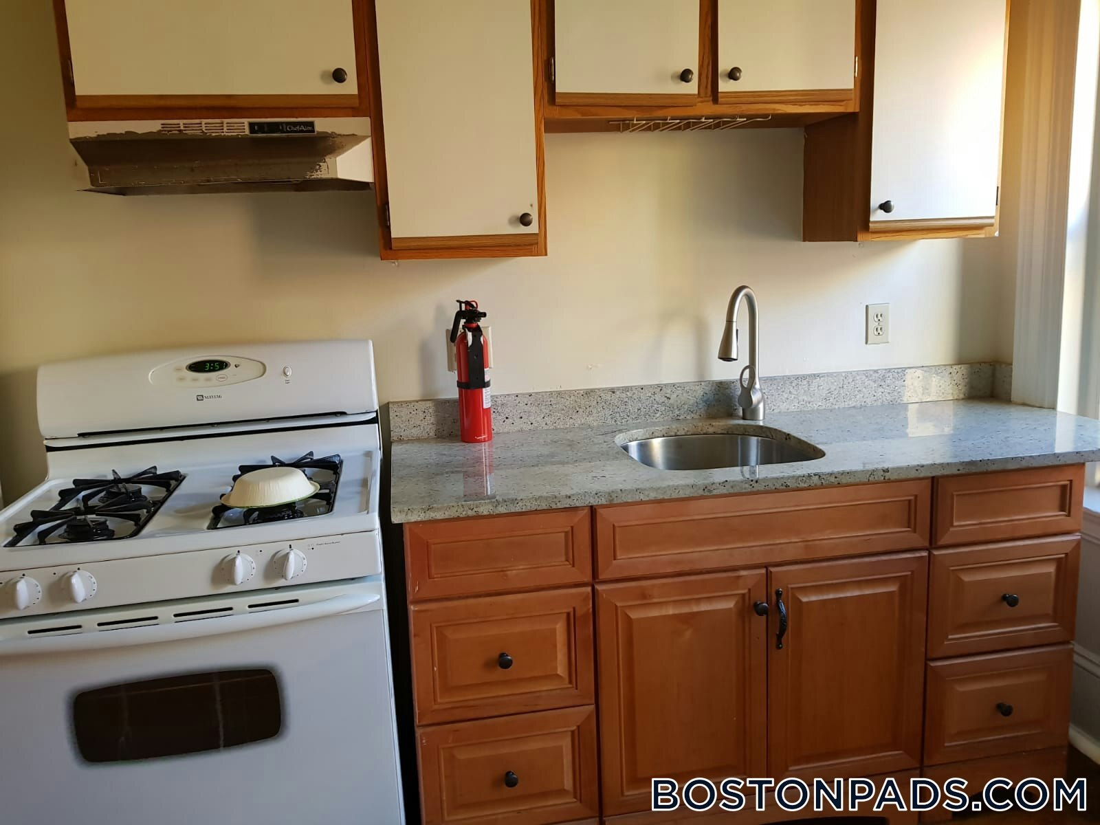 Building Photo - 533 Newbury St