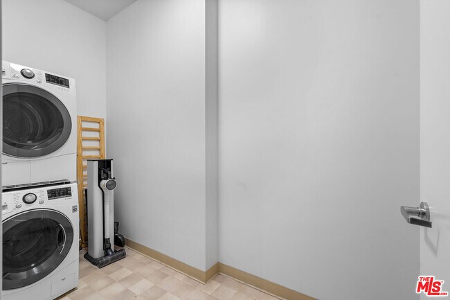 Building Photo - 3223 W 6th St