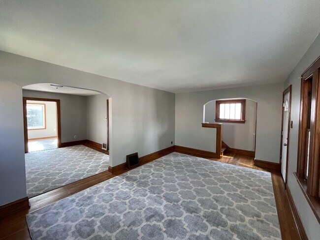 Building Photo - Three bedroom 1 1/2 bathroom home for rent