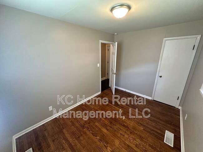 Building Photo - 10905 E 47th St