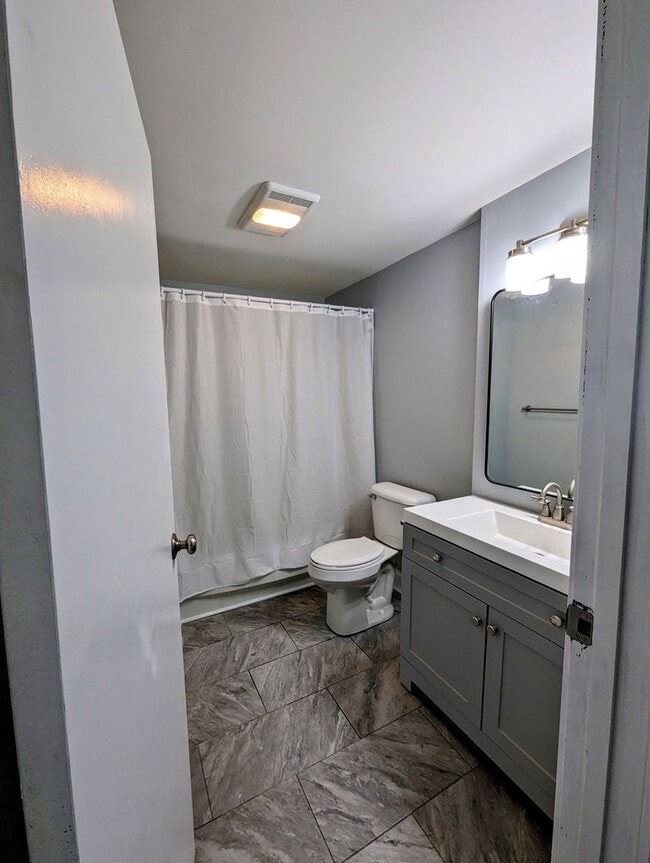 Building Photo - 1402 W Sycamore St