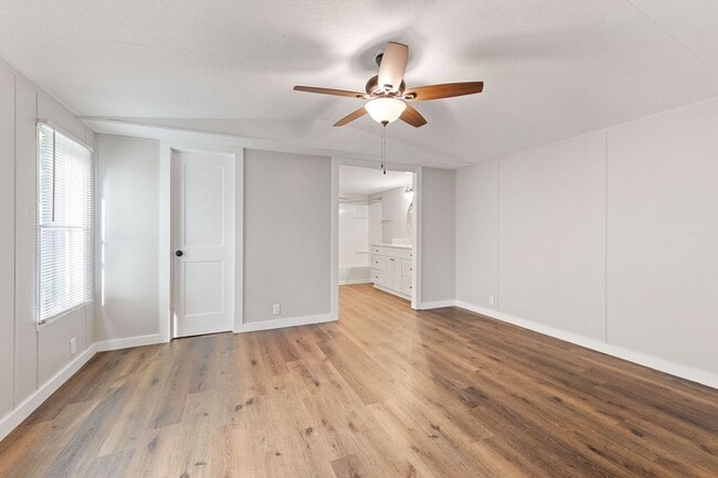 Building Photo - 3 bed 2 bath