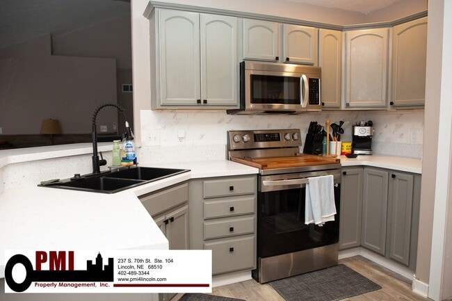 Building Photo - 4 Bedroom and 3 bathroom Fully Furnished
