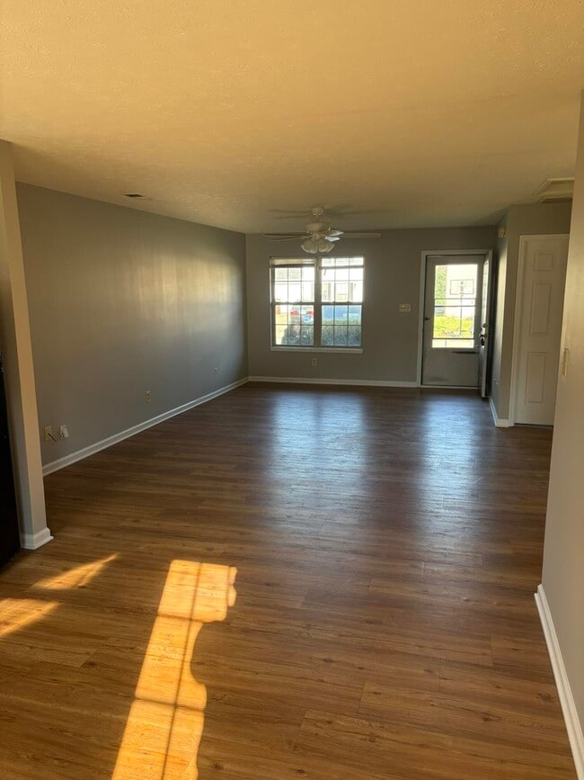 Building Photo - 1045 Pinoak Dr
