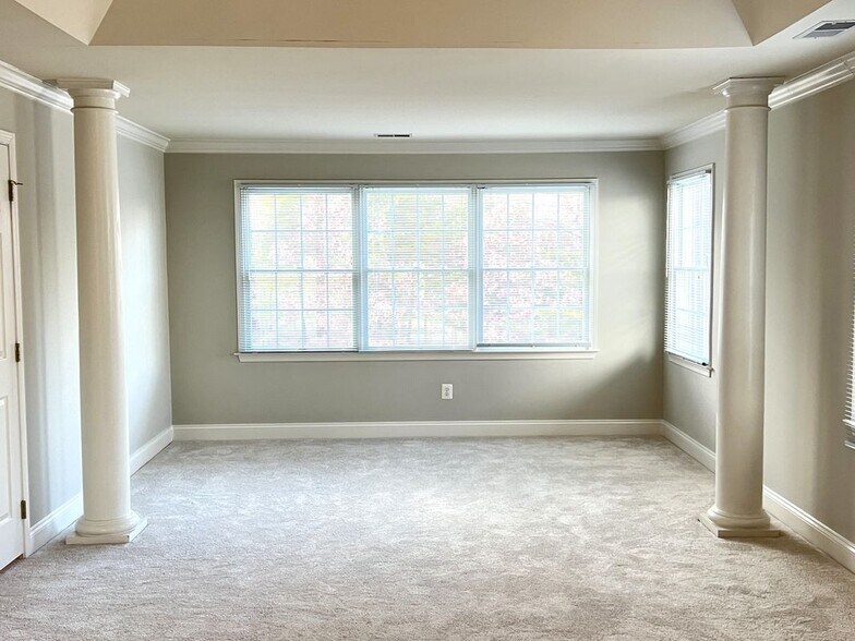 Building Photo - 5920 Interlachen Ct