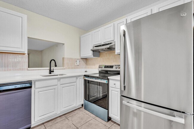 Building Photo - 2510 Riverside Dr