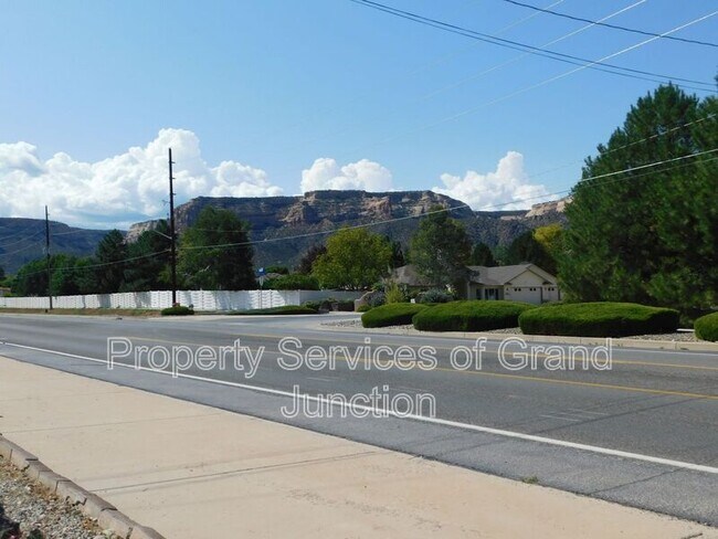 Building Photo - 396 S Camp Rd