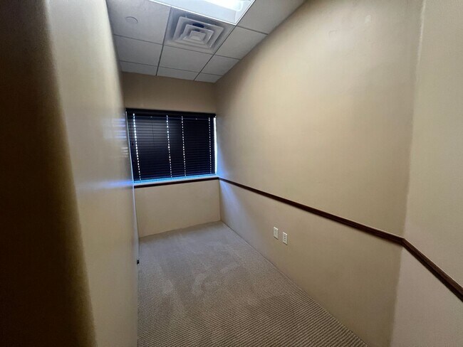 Building Photo - Large 1 bed / 1 bath Condo on North End of...